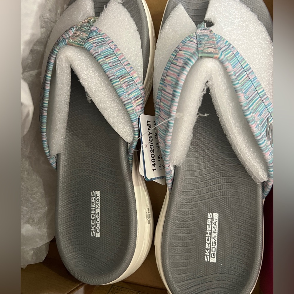 SKECHERS WOAMNS FLIP FLOPS SZ 10